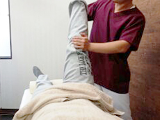 慢性の腰痛には足を施術することもあります