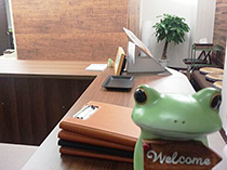 受付のwelcomeカエル
